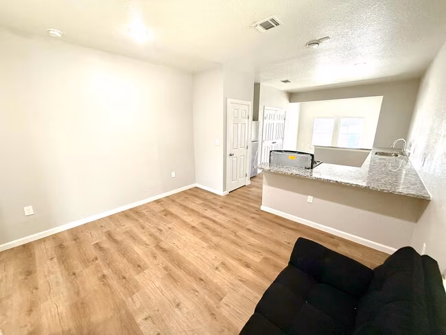 2422 W Commerce St San Antonio, TX 78207 photo 5