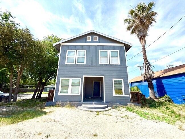 2422 W Commerce St San Antonio, TX 78207 photo 2
