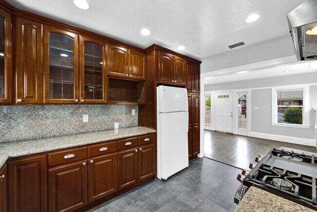 2 Bedroom 1 Bath House in Oakland photo 5