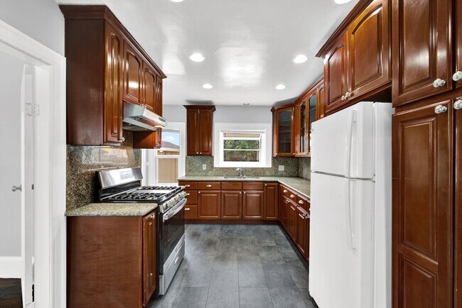 2 Bedroom 1 Bath House in Oakland photo 3