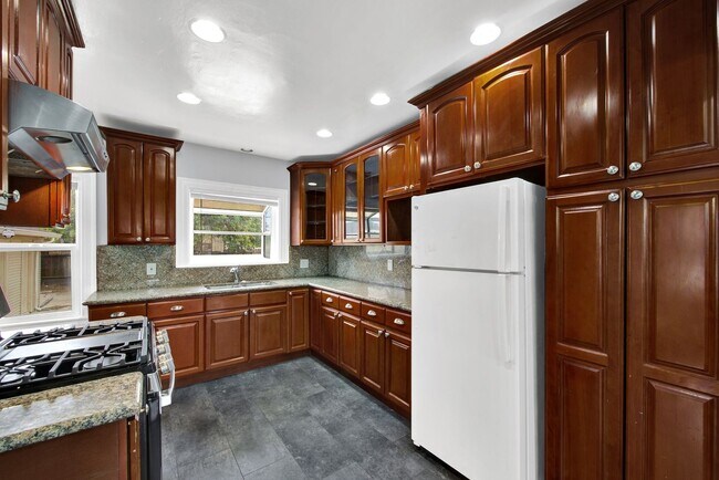 2 Bedroom 1 Bath House in Oakland photo 4