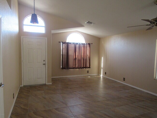 853 E Constitution Dr Chandler, AZ 85225 photo 4