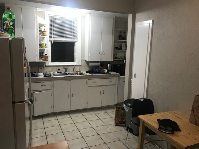 313 W 37th St Austin, TX 78705 photo 3