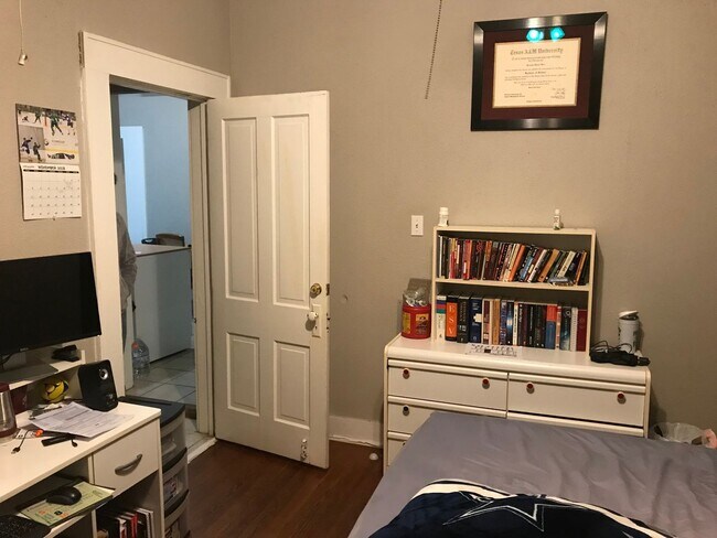 313 W 37th St Austin, TX 78705 photo 5
