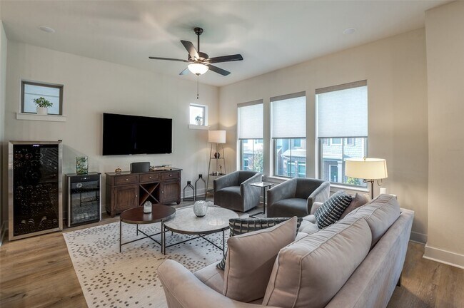 1053 Manacor Ln Dallas, TX 75212 photo 4