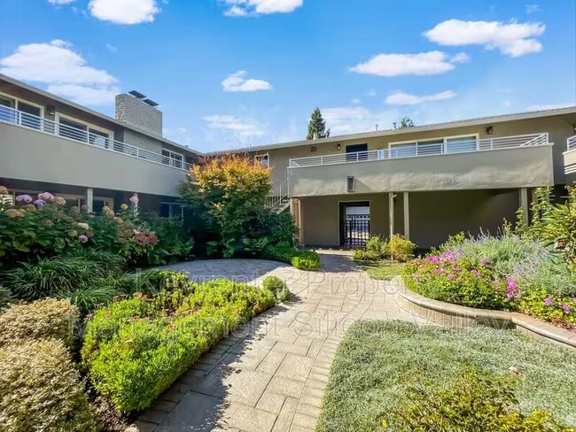 460 Lassen St Los Altos, CA 94022 photo 4