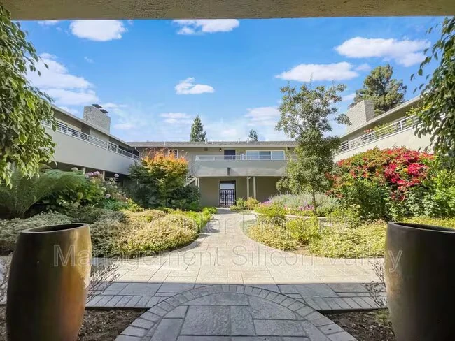 460 Lassen St Los Altos, CA 94022 photo 3