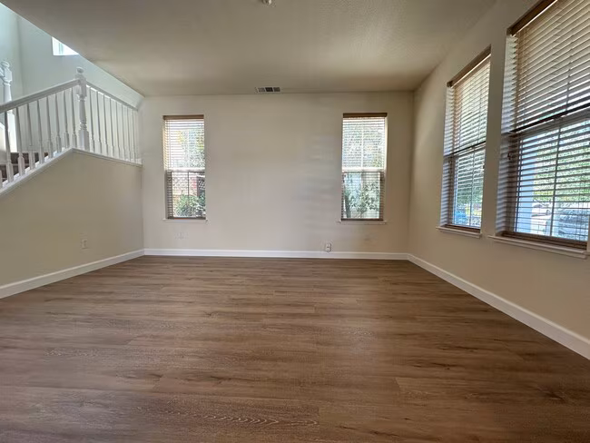 5 Bed, 3 Bath in Rose Garden photo 5