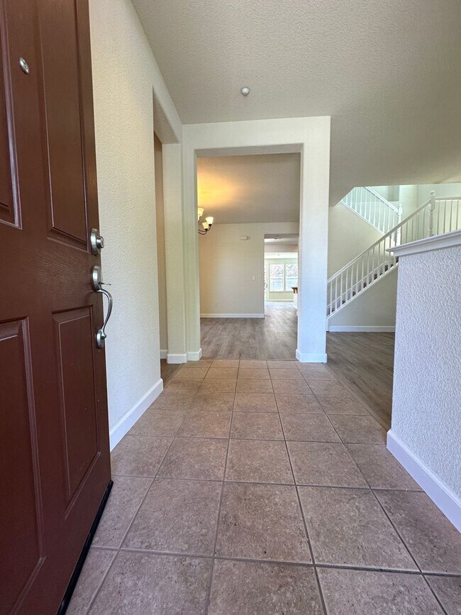 5 Bed, 3 Bath in Rose Garden photo 2