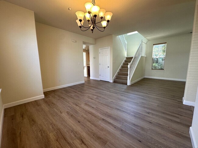 5 Bed, 3 Bath in Rose Garden photo 4