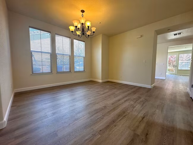 5 Bed, 3 Bath in Rose Garden photo 3