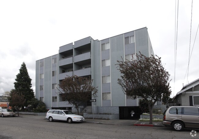 Thornton Manor Apartments photo 3
