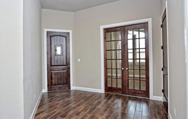 97 Santa Maria St Georgetown, TX 78628 photo 2