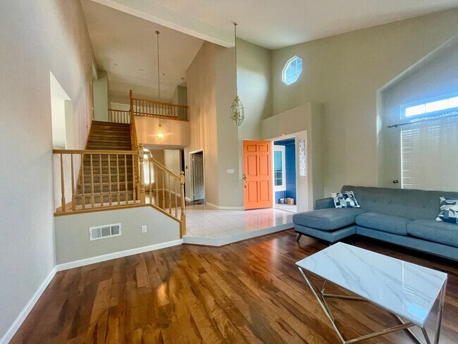 MAJOR PRICE DROP Luxurious 4Bed, 3Bath w/large lot. photo 2