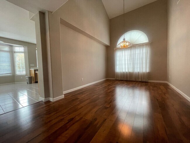 MAJOR PRICE DROP Luxurious 4Bed, 3Bath w/large lot. photo 4