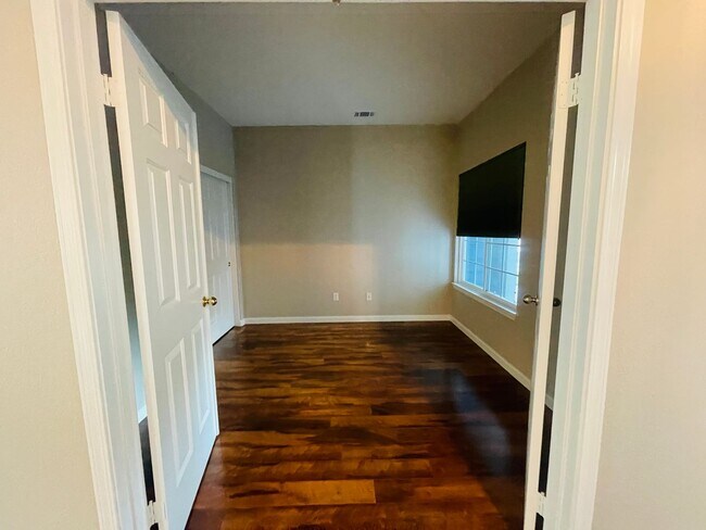 MAJOR PRICE DROP Luxurious 4Bed, 3Bath w/large lot. photo 3