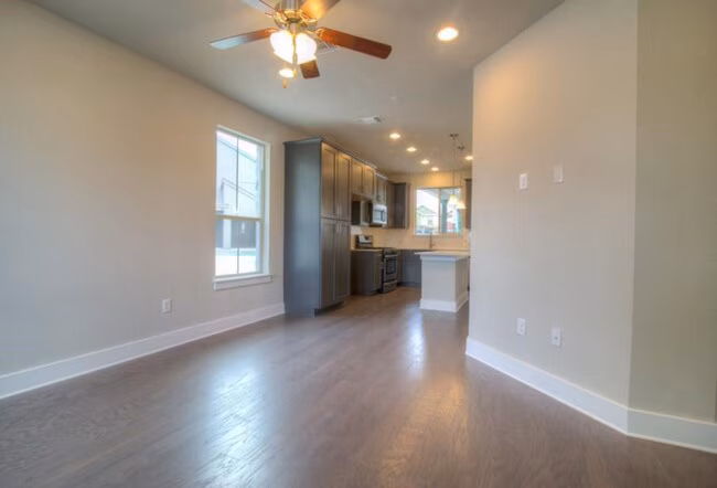 7401 Pantherpaw St Austin, TX 78757 photo 4