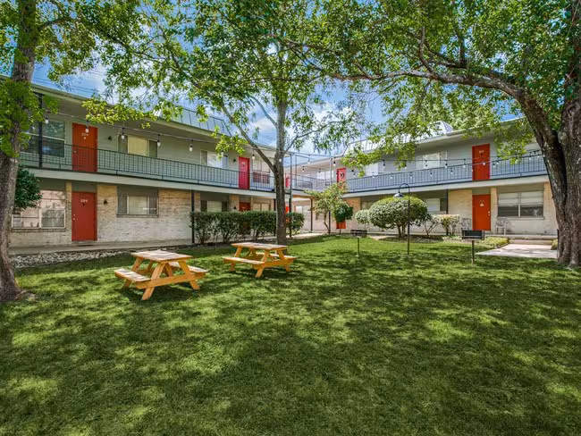 Greenbrier Apartments photo 4