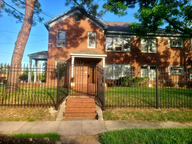 4703 Chenevert St Houston, TX 77004 photo 2