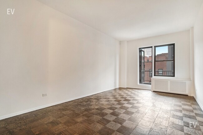 235 W 22nd St New York, NY 10011 photo 4