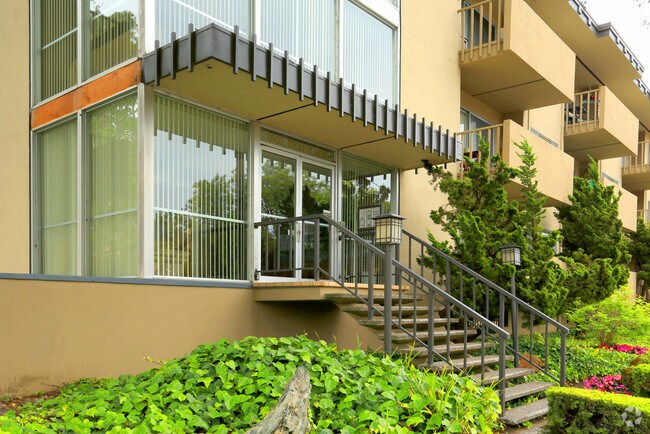 1501 Chapin Av. photo 3