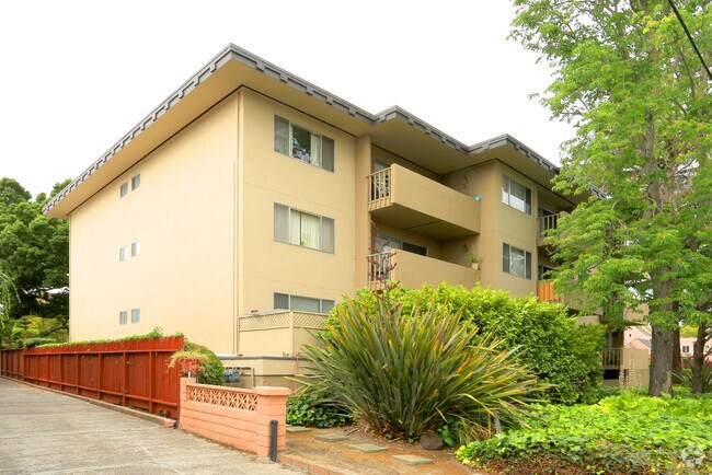 1501 Chapin Av. photo 2
