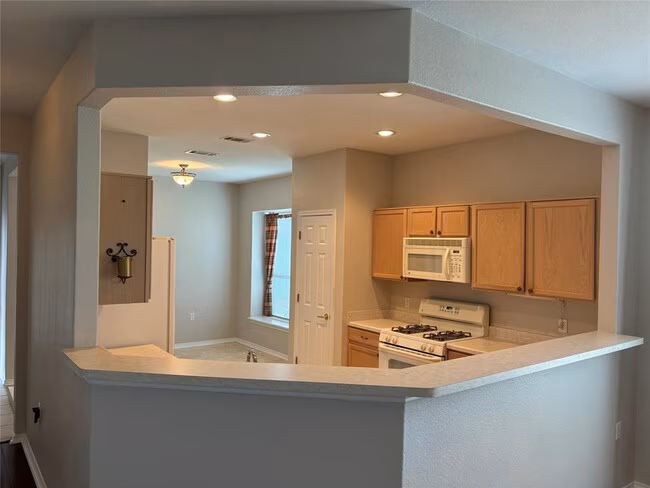 106 Bowie Circle, Georgetown, TX 78633 photo 3