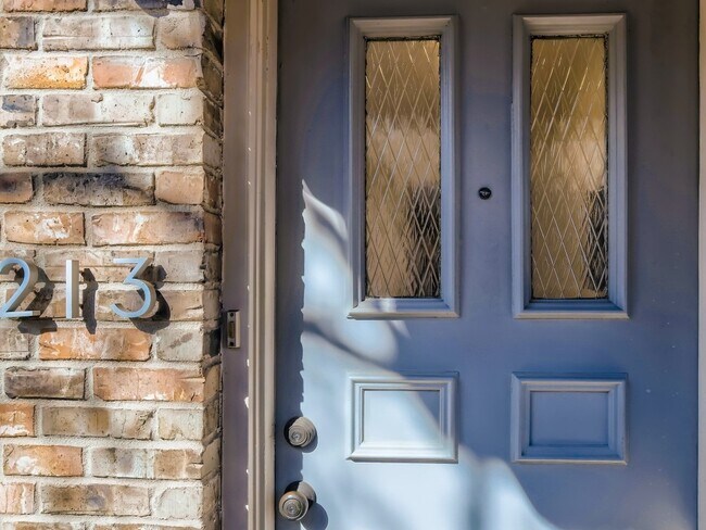 1404 Norwalk Ln Austin, TX 78703 photo 2
