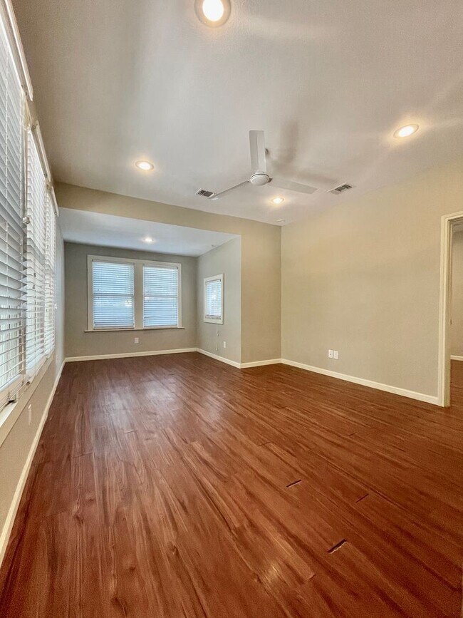 333 W Hutchison St San Marcos, TX 78666 photo 2
