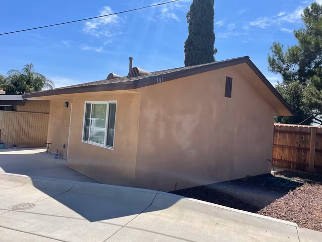 703 W College St Fallbrook, CA 92028 photo 2