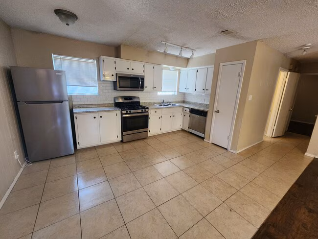 610 Genard St photo 5