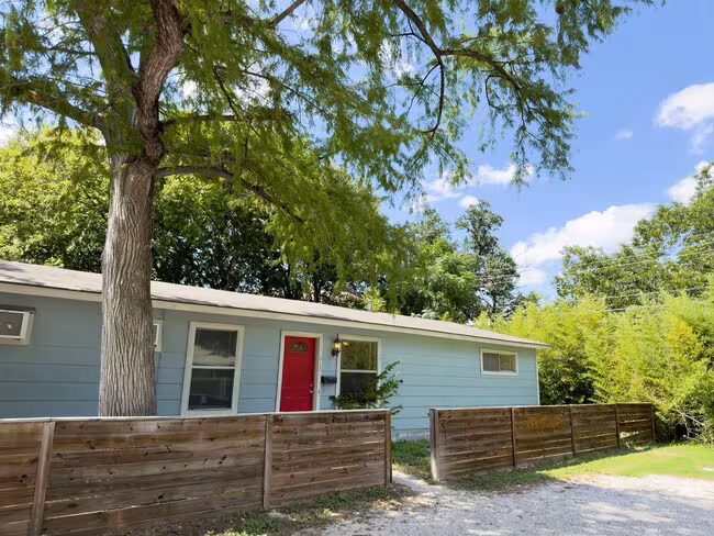 610 Genard St photo 3
