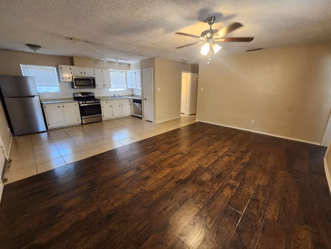 610 Genard St photo 4