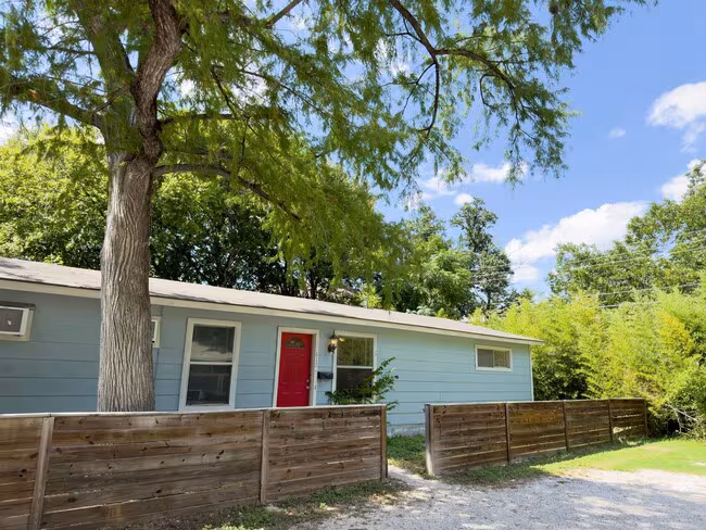 610 Genard St photo 2