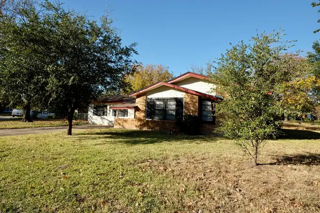 3401 Princeton Drive, Irving, TX 75062 photo 2