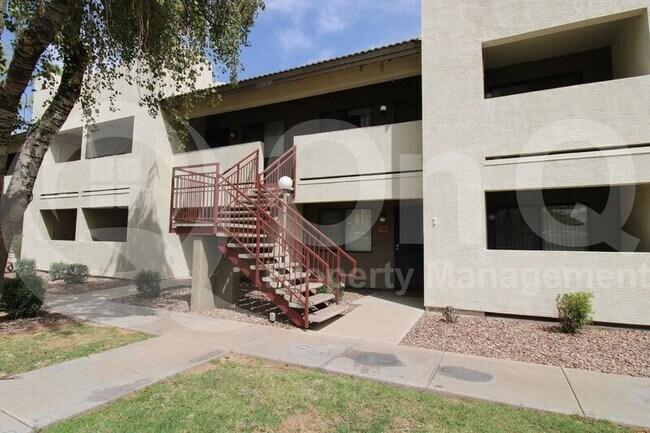 3301 E Earll Dr Phoenix, AZ 85018 photo 2