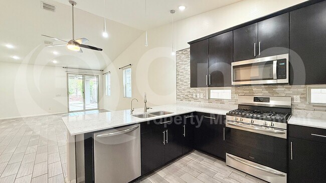 5420 West Desert Hollow Drive, Phoenix, AZ 85083 photo 4