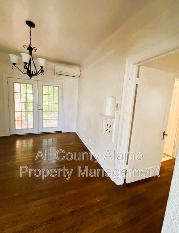 507 Furr Dr San Antonio, TX 78201 photo 2