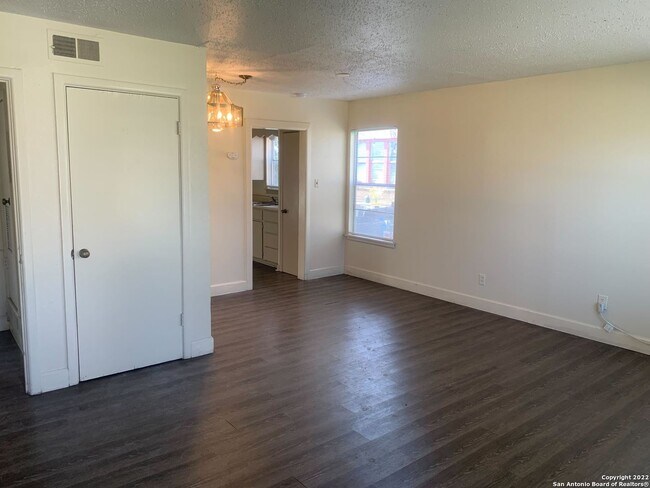 2004 W Mistletoe Ave San Antonio, TX 78201 photo 3