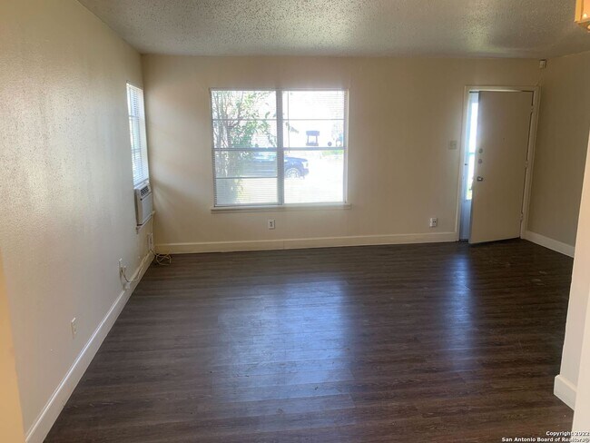 2004 W Mistletoe Ave San Antonio, TX 78201 photo 2