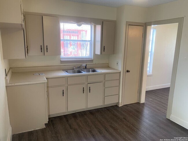2004 W Mistletoe Ave San Antonio, TX 78201 photo 5