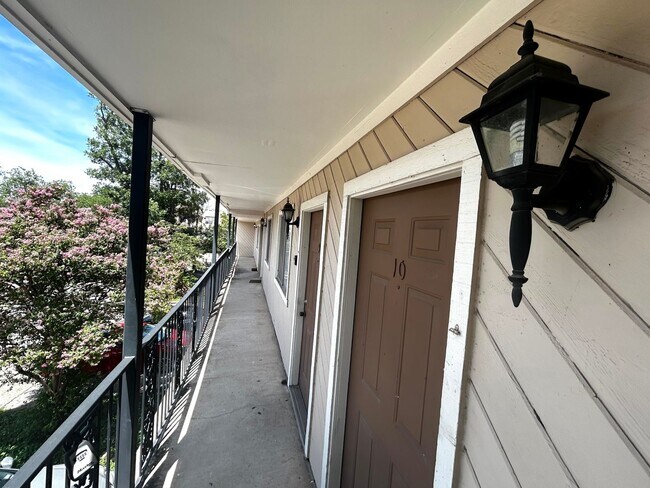 1010 W 23rd St Austin, TX 78705 photo 2