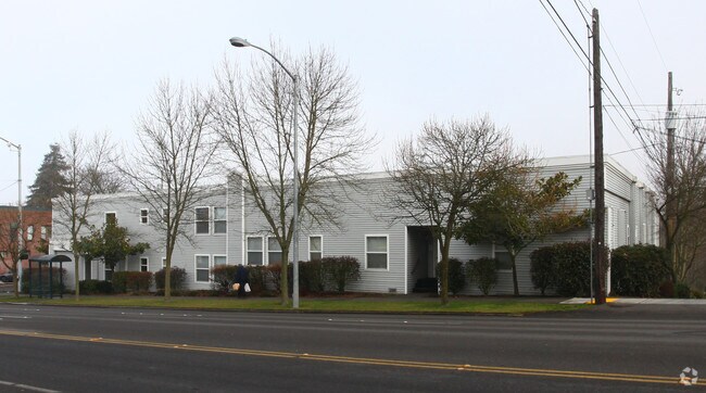 Pacific Crest Apartments photo 2