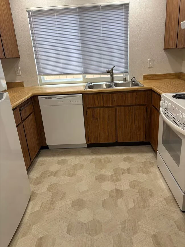 1068 Wightman Way Santa Rosa, CA 95401 photo 2