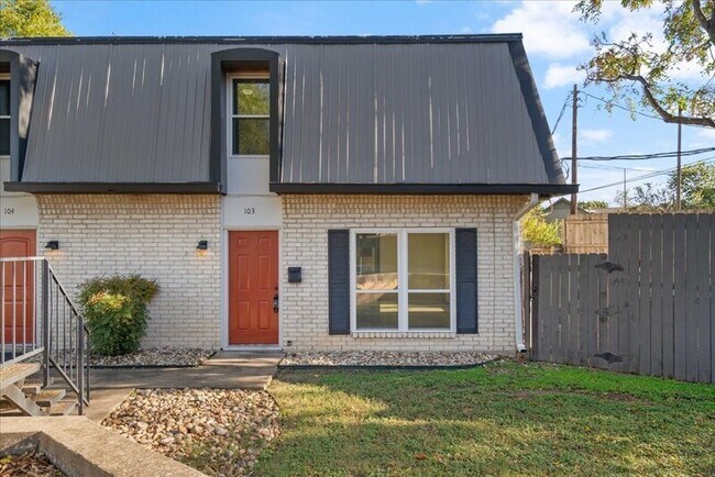 1703 Coronado Hills Dr Austin, TX 78752 photo 2