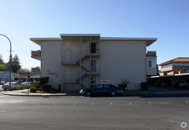 690 Bradford Street - 3 photo 3