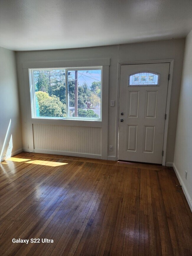 2 Bedroom Duplex in Martinez photo 3