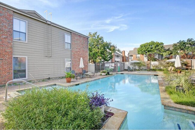 2101 Count Fleet Dr Arlington, TX 76011 photo 2