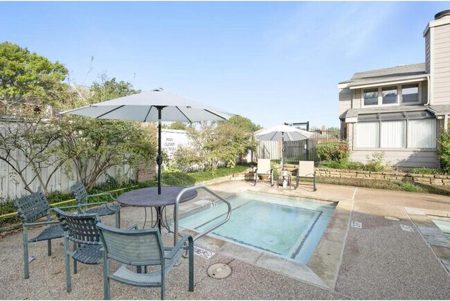 2101 Count Fleet Dr Arlington, TX 76011 photo 3