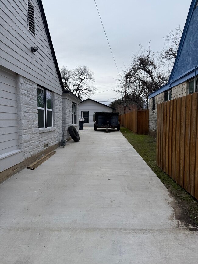 1019 East Waco Avenue, Dallas, TX 75216 photo 5
